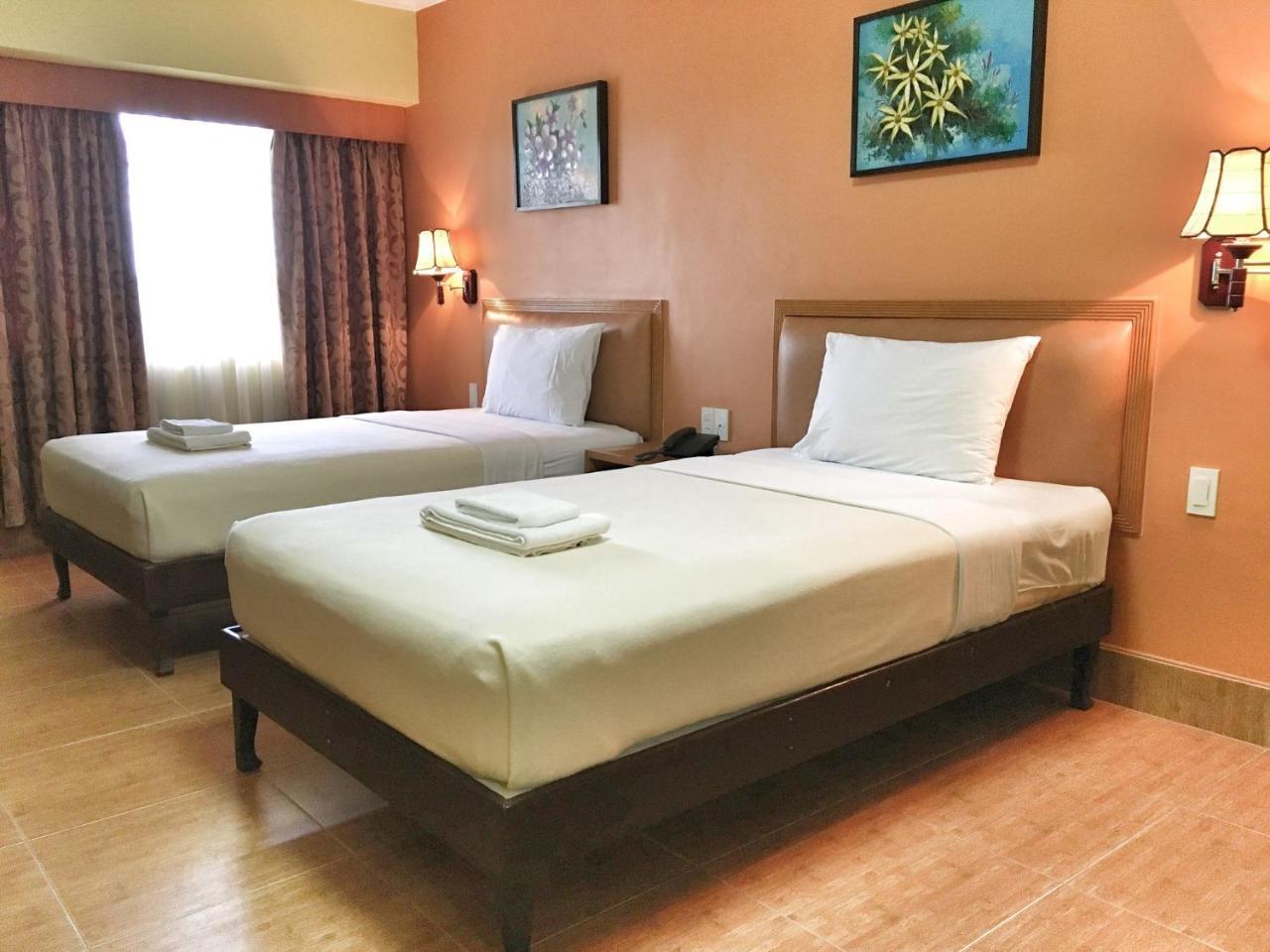 Pamulinawen Hotel Laoag Esterno foto